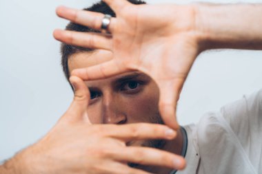 Adam çerçeve eli yapıyor