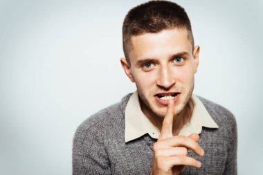 Adam parmağını onun dudaklarına koydu.