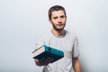 Elinde kitap olan adam.