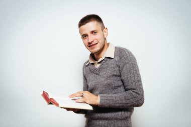 Elinde kitap olan adam.