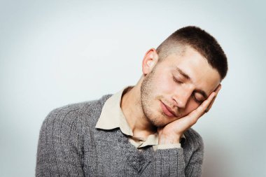 Stüdyoda poz veren adam