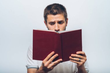 Elinde kitap olan adam.