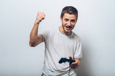 Oyun konsolunda oyun çubuğunda oynayan adam