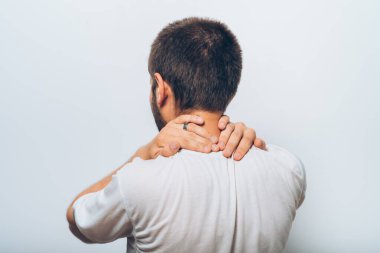 Boyun ağrısı. Arkadaki adam