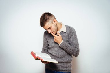 Elinde kitap olan adam.