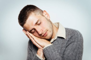 Stüdyoda poz veren adam