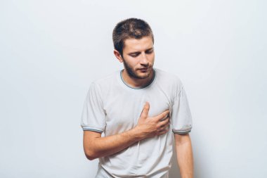 Kalp krizi geçiren bir adam.