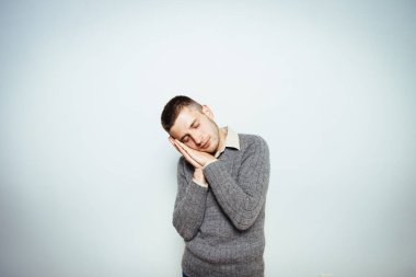 Stüdyoda poz veren adam