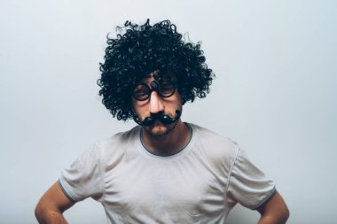 Siyah peruklu genç adam.