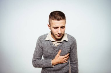 Kalp krizi geçiren bir adam.