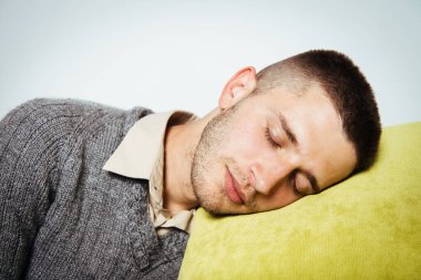 Stüdyoda poz veren adam