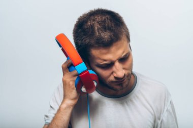 Stüdyoda poz veren adam