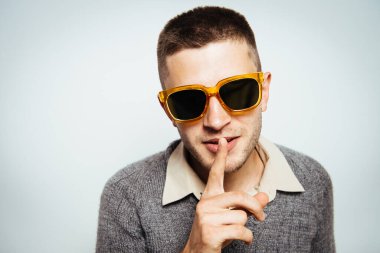 Adam parmağını onun dudaklarına koydu.