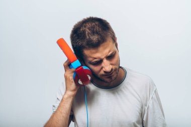 Stüdyoda poz veren adam