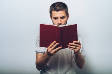 Elinde kitap olan adam.