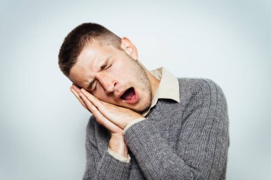 Stüdyoda poz veren adam