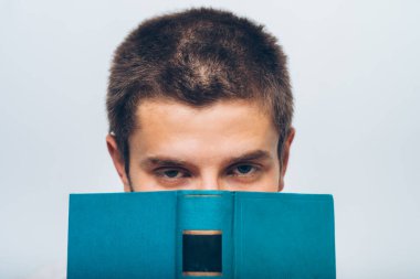 Elinde kitap olan adam.