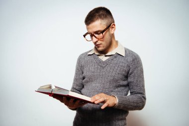 Elinde kitap olan adam.