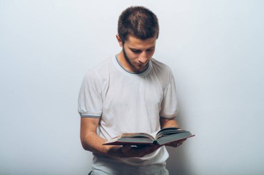 Elinde kitap olan adam.
