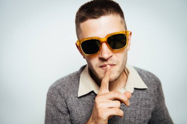 Adam parmağını onun dudaklarına koydu.