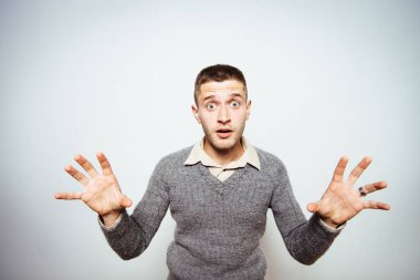 Adam korkudan korkuyor.