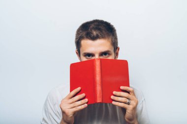 Elinde kitap olan adam.