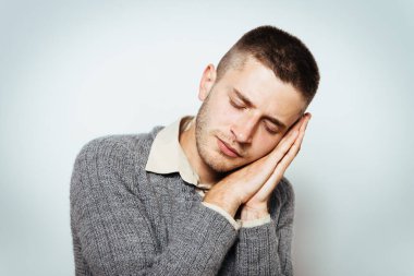 Stüdyoda poz veren adam