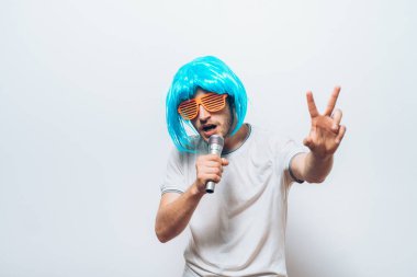 Mavi peruklu çılgın, komik genç adam.