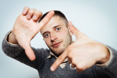 Adam çerçeve eli yapıyor