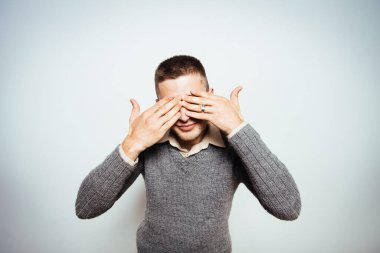 Erkekler gözlerini onun elleriyle kapatır.