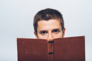 Elinde kitap olan adam.