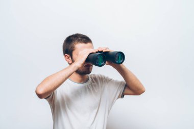 Dürbünlü bir adam. gri arkaplan