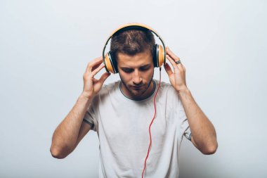 Stüdyoda poz veren adam