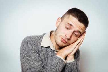 Stüdyoda poz veren adam