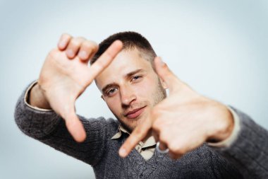 Adam çerçeve eli yapıyor