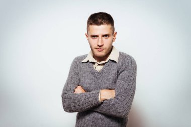 Kollarını kavuşturmuş bir adamın portresi.