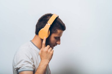 Stüdyoda poz veren adam