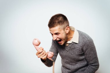 Konuşma sırasında telefonda bağıran bir adamın görüntüsünü kapat..