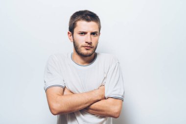 Kollarını kavuşturmuş bir adamın portresi.