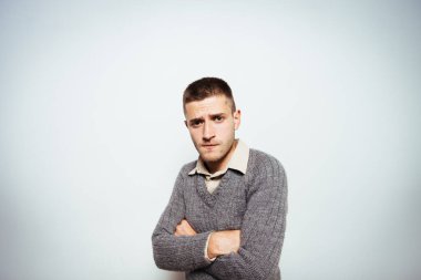 Kollarını kavuşturmuş bir adamın portresi.