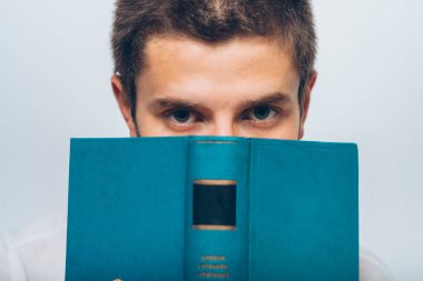 Elinde kitap olan adam.