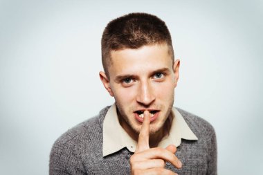 Adam parmağını onun dudaklarına koydu.