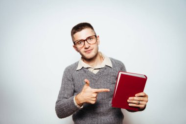 Elinde kitap olan adam.