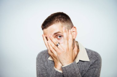 Parmaklarından İzle.