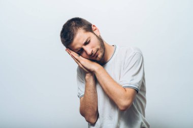 Stüdyoda poz veren adam