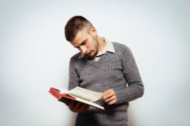 Elinde kitap olan adam.