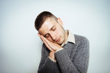 Stüdyoda poz veren adam