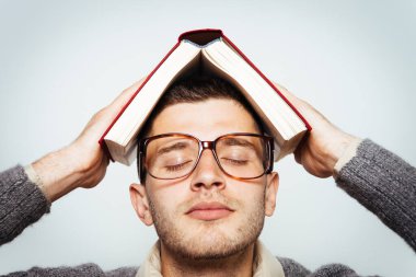 Elinde kitap olan adam.