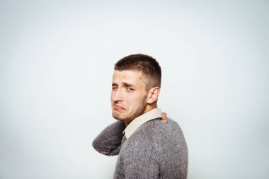 Boyun ağrısı. Arkadaki adam