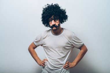 Siyah peruklu genç adam.